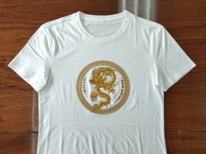 Un buon prezzo. Etichette stampate con inchiostro in rilievo di precisione in tessuti in linea